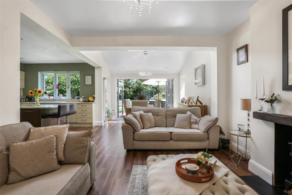 630631790 - 195 Woodcote Road, SM6 4.jpg