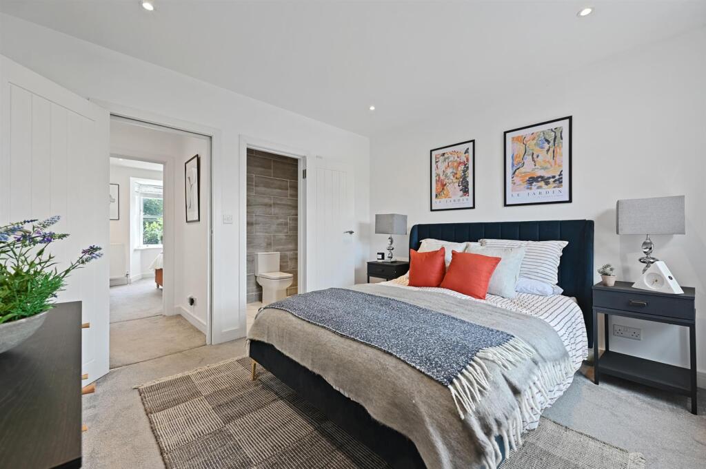Master Bedroom (2).jpg