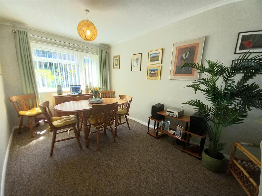 3 Ochil Close dining.jpg