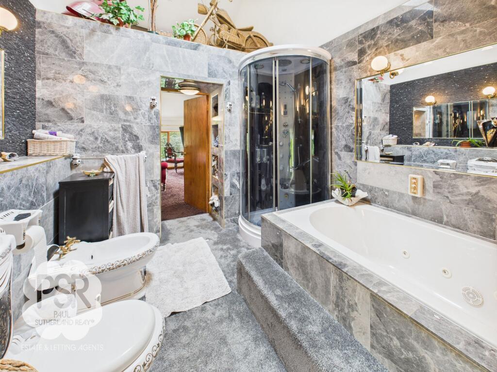 Principal En-Suite Bathroom