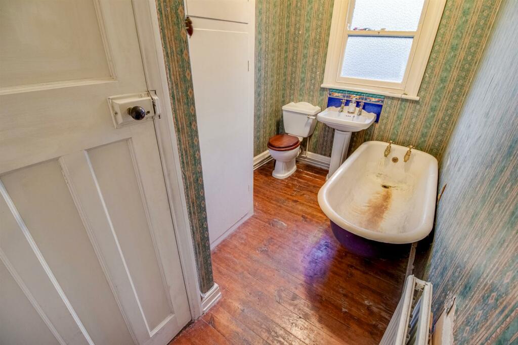 BATHROOM/W.C.