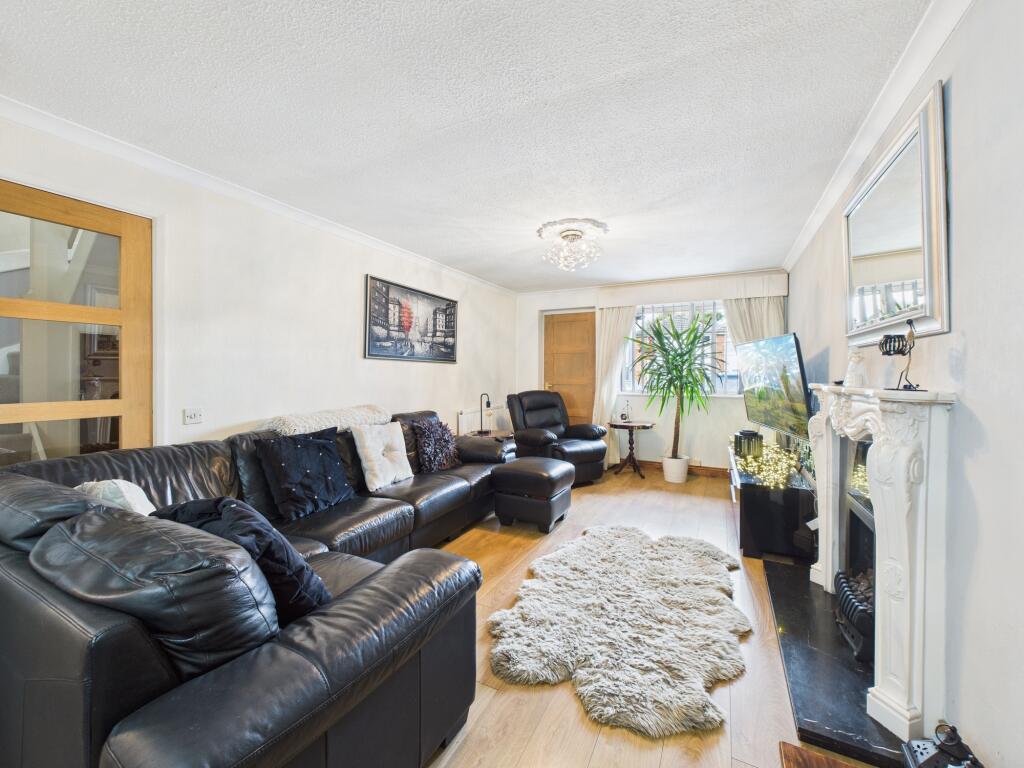 CAM04825G0-PR0179-STILL001