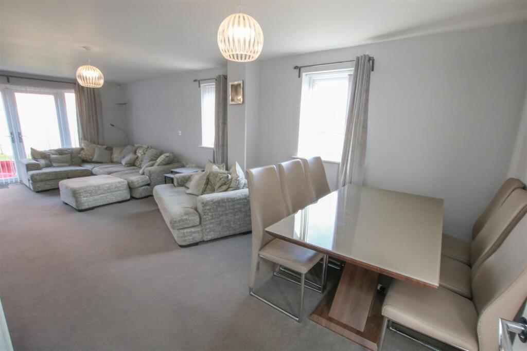 'L' SHAPED LIVING ROOM
