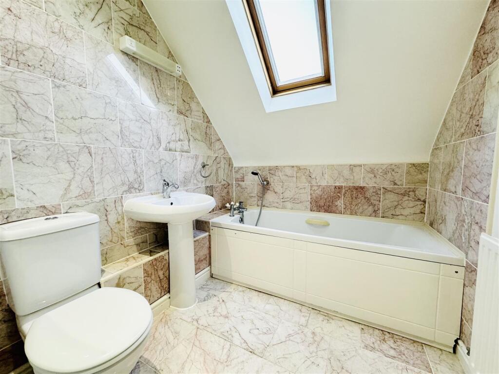 Waterside Bathroom Main.jpg