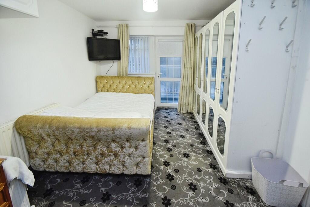 3c334566-Bedroom ...