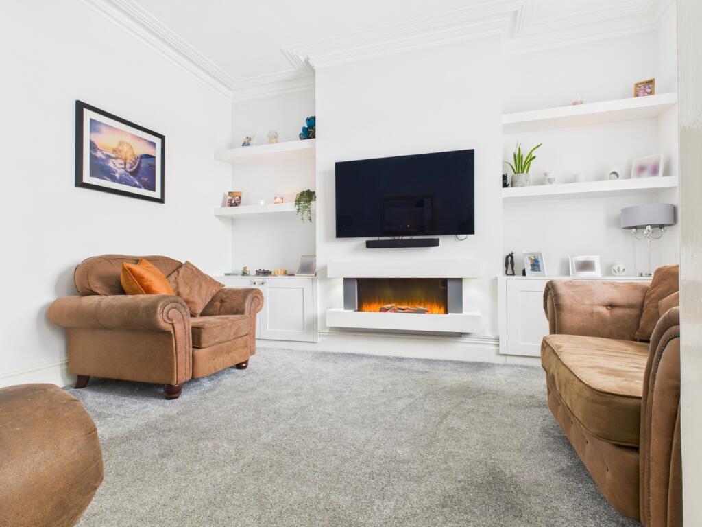 CAM03729G0-PR0165-STILL015