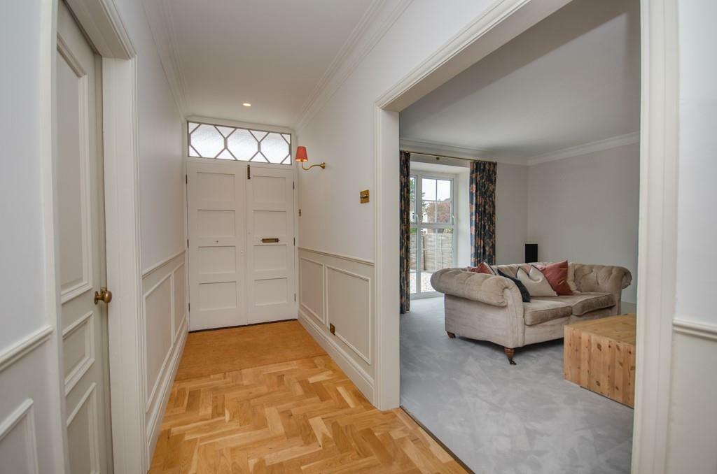 Entrance hall pic 2.jpg