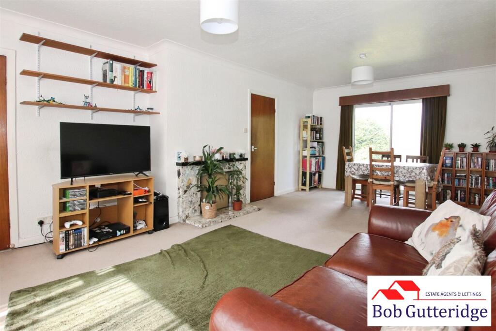 OPEN PLAN LOUNGE / DINING ROOM