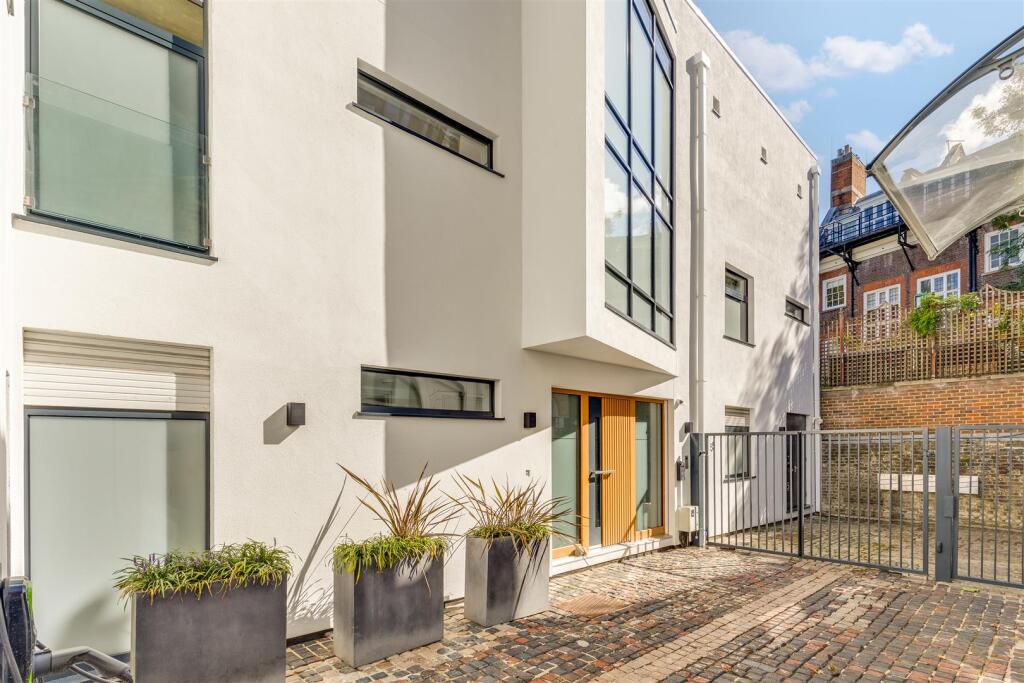 Rosslyn Mews 5-81.jpg