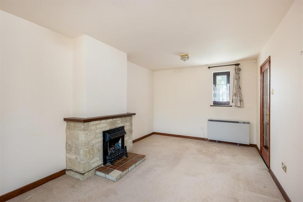 11 Rawlinson Close-2.jpg