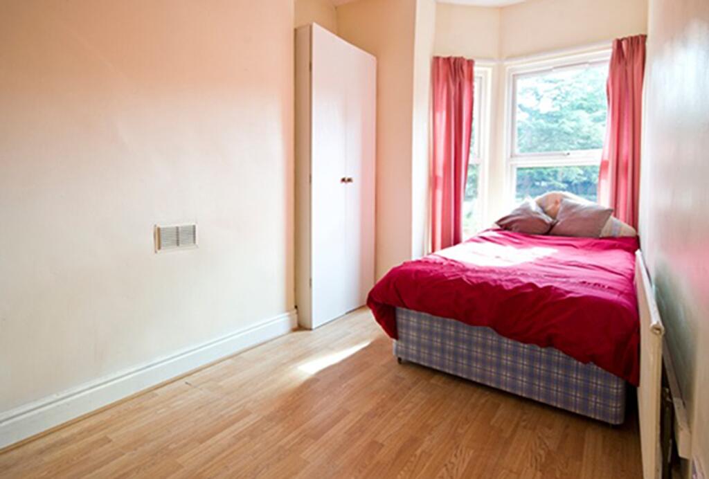 A bright and cozy double bedroom with natural l...