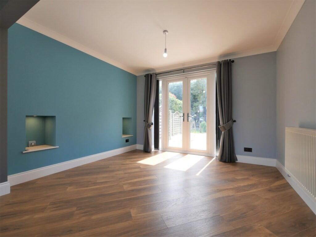 SITTING AND DININ...