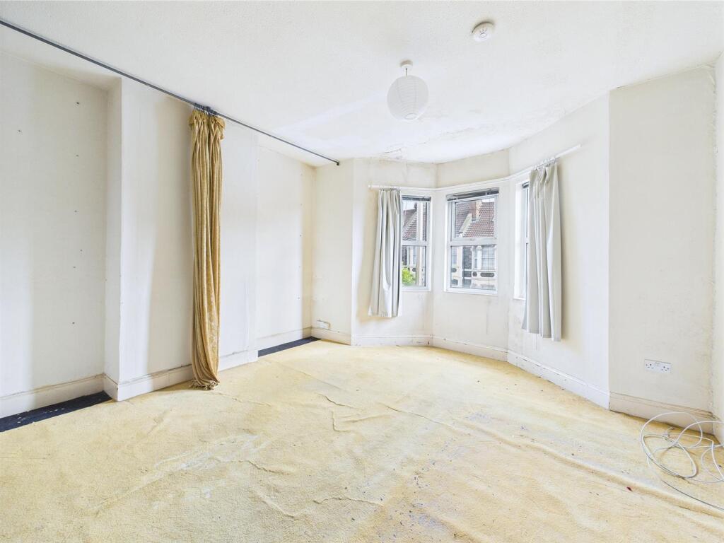 2 - Bed Victorian Terrace.jpg