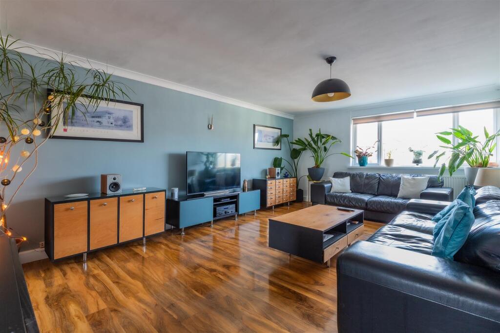 21 Lindway Court-3.jpg
