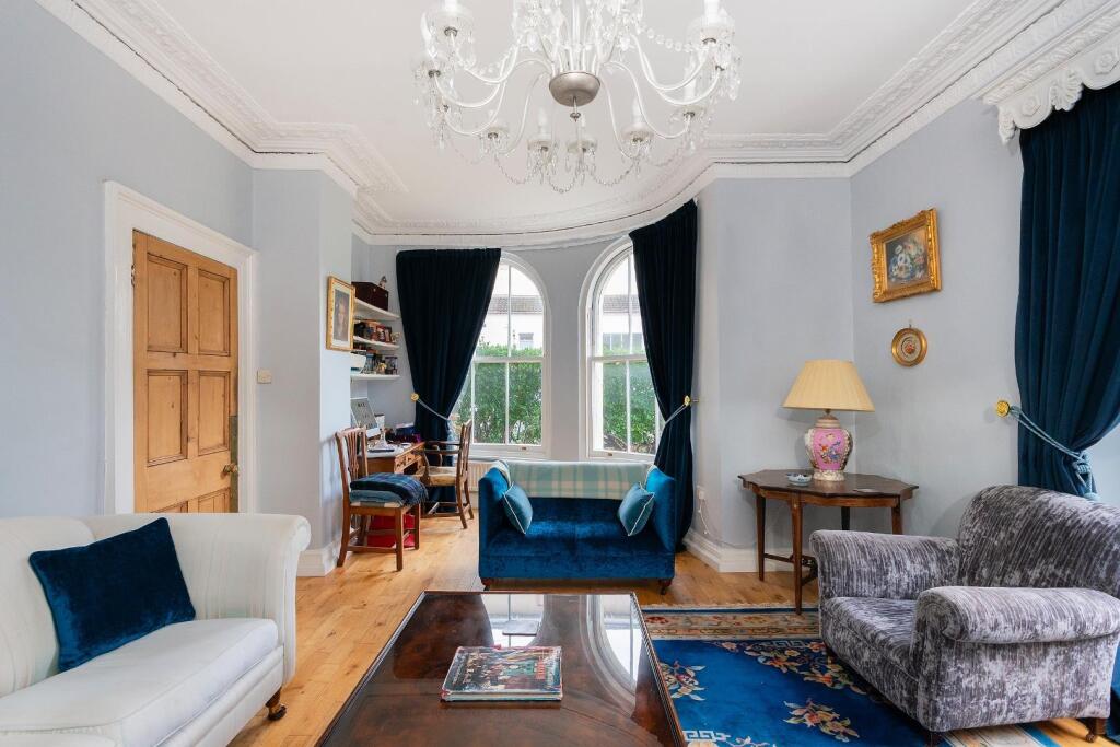 1V6WCM - Living Room A.jpg