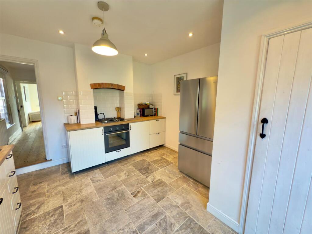 Kitchen 2.jpg