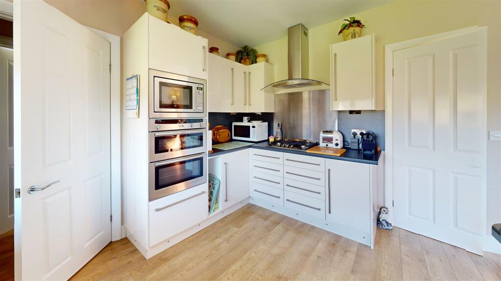 17pkRgR3Jza-Kitchen.jpg