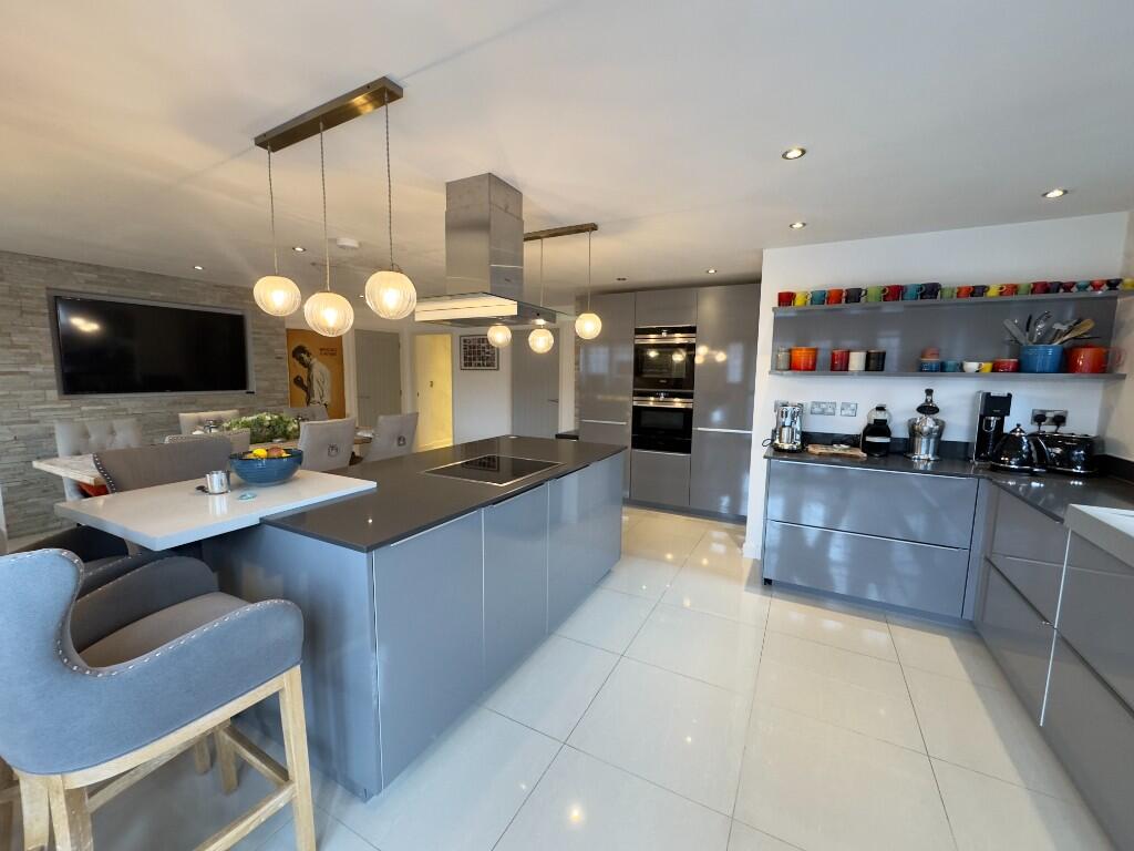 KITCHEN / DINING 