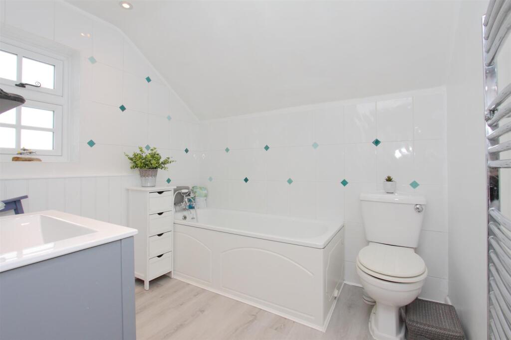 Ringwold Cottage - Family Bathroom