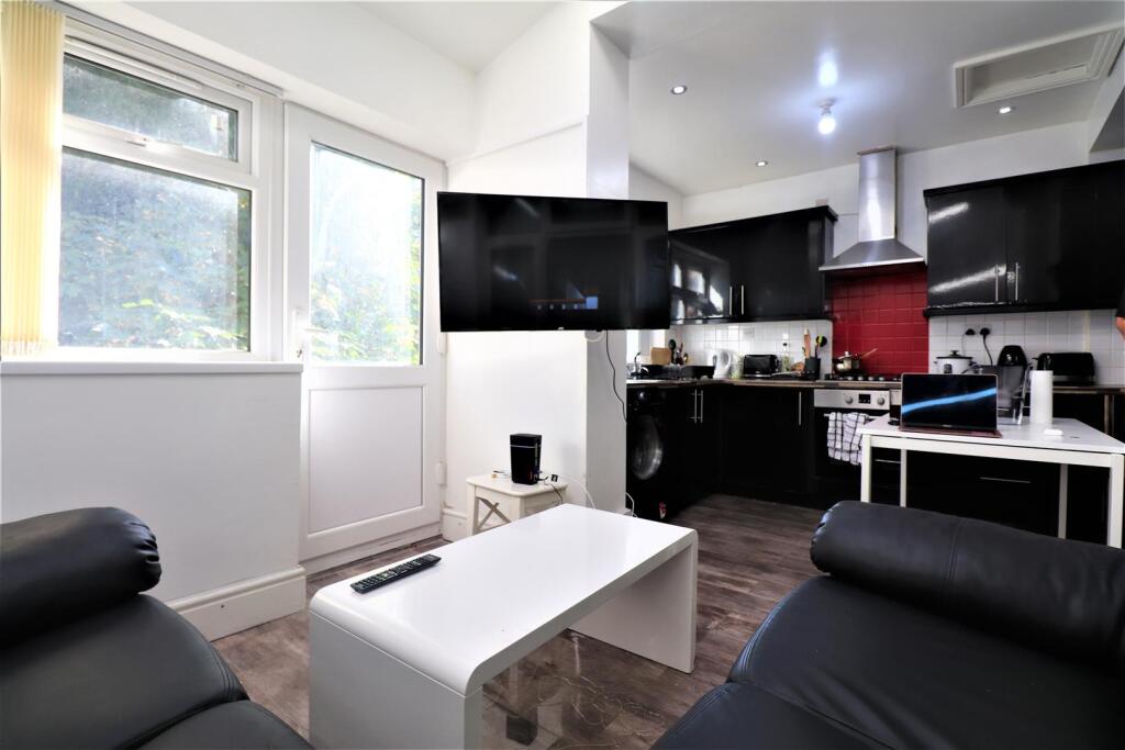 Kitchen/ Lounge