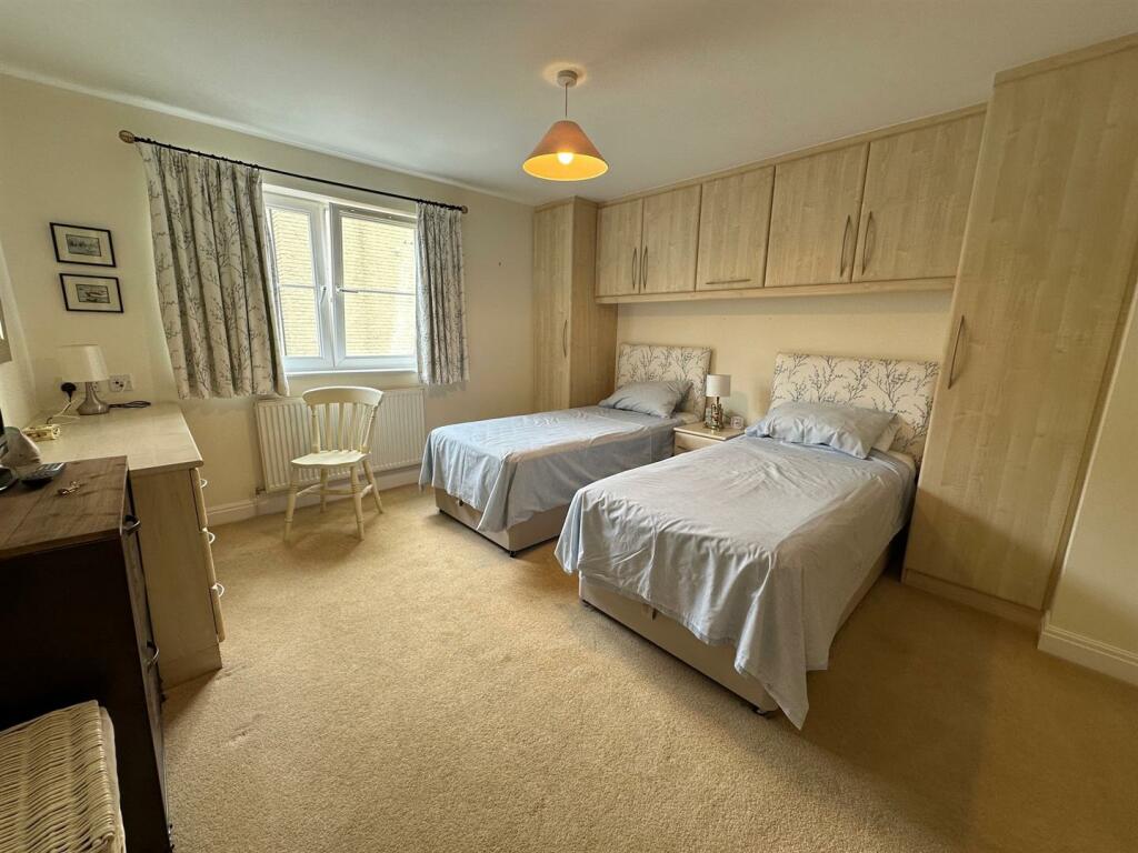 Bed 2.jpg