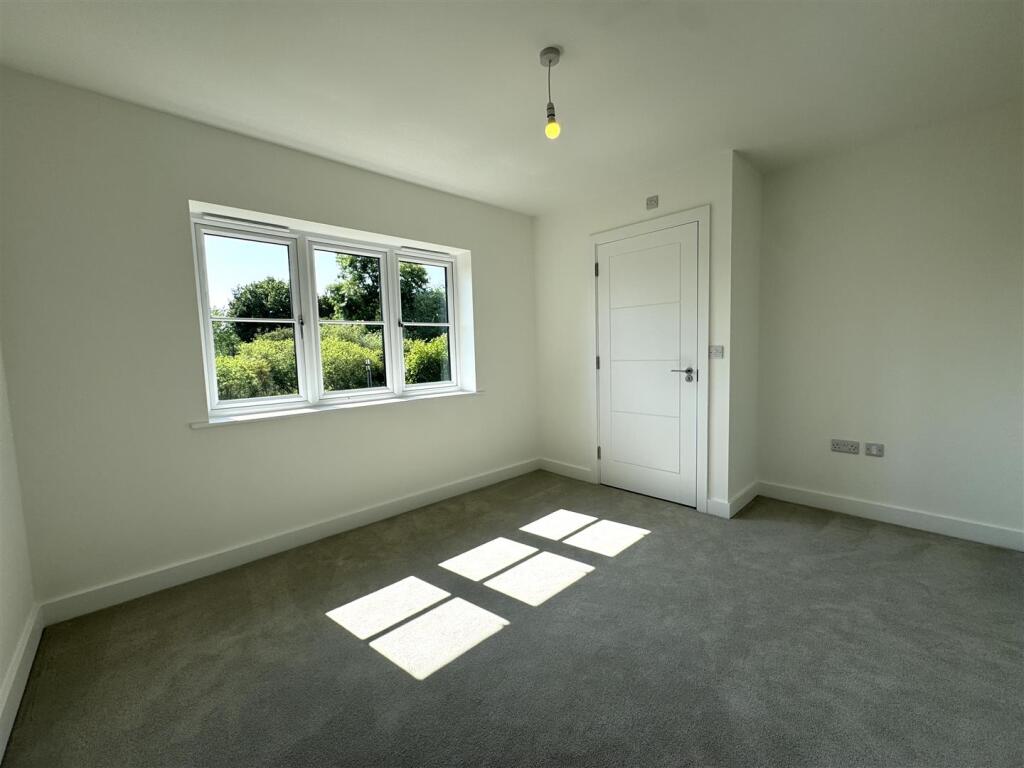 Bedroom 1 pic 3.jpeg