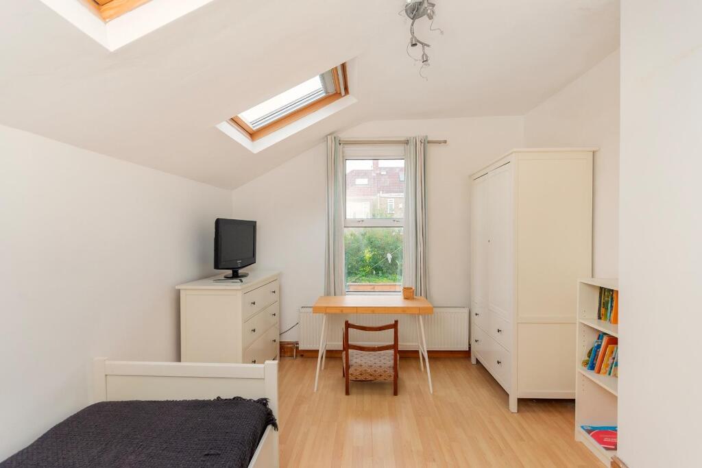 2W4RKE - Bedroom B.jpg