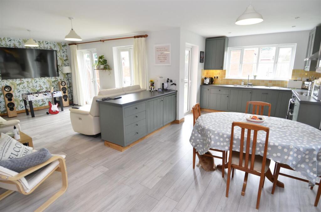 KITCHEN/ DINER/ FAMILY ROOM