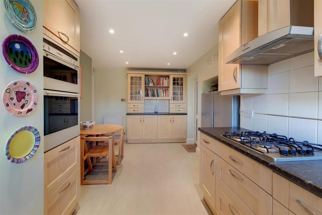 4_Kitchen-1.jpg