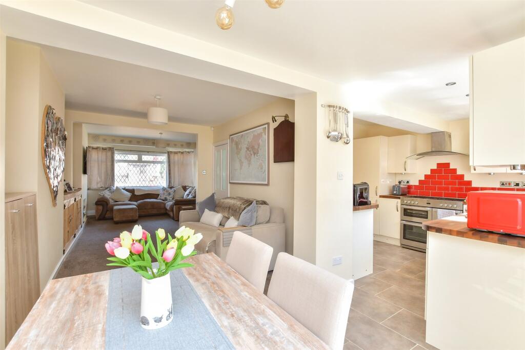 Kitchen/ Breakfast Area