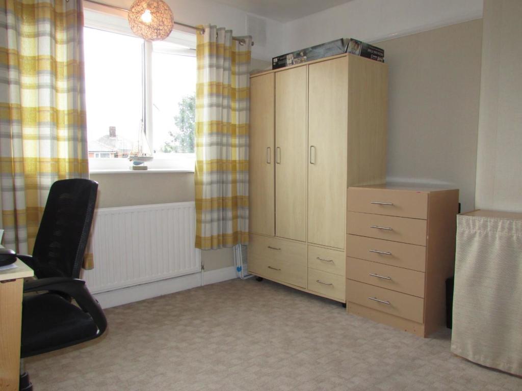 WoodfordRd42bed2.JPG