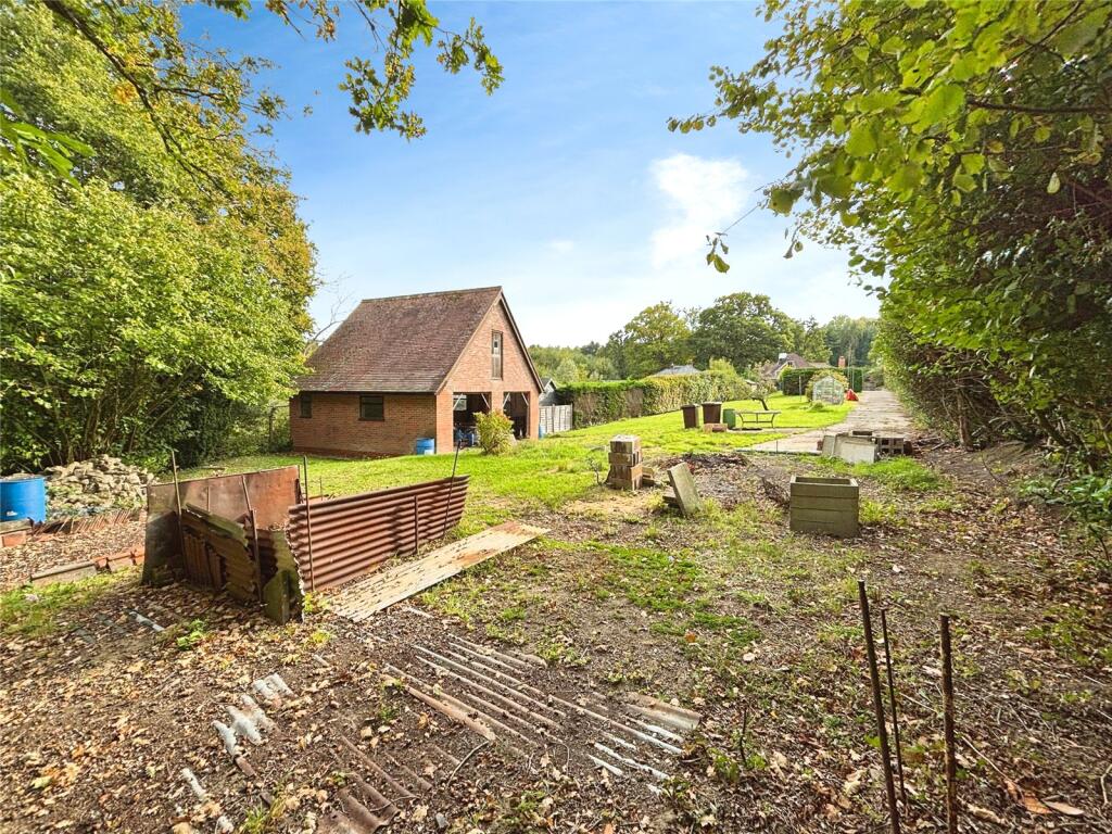 Garage &amp; Rear Garden