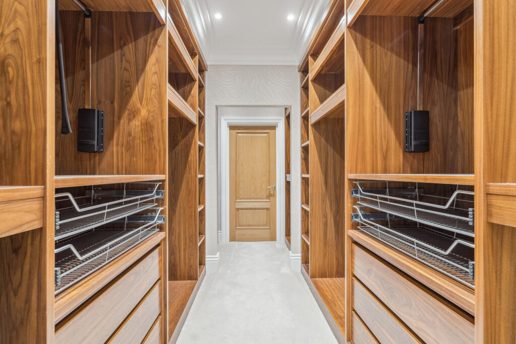 Walk-In Wardrobe