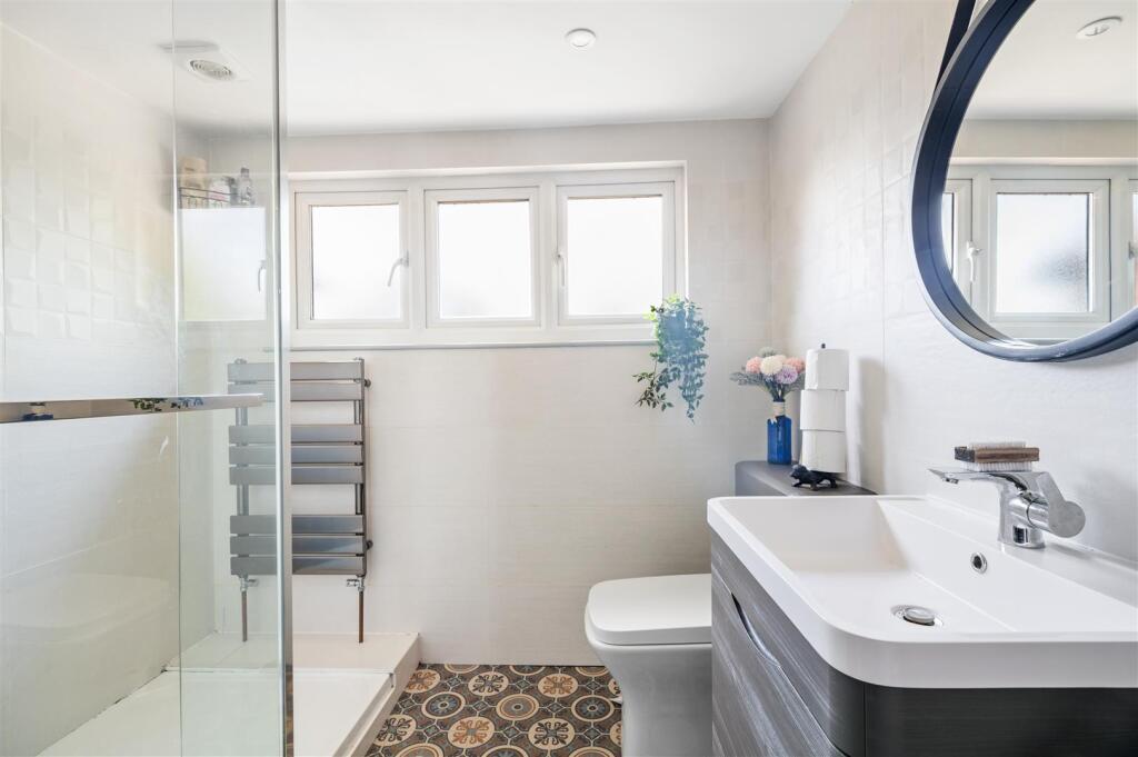 internal bathroom upstairs.jpg