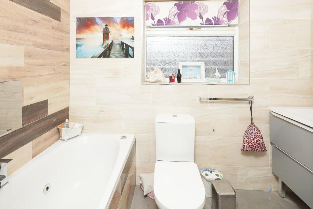 41 Beechcroft Rd bathroom.jpg