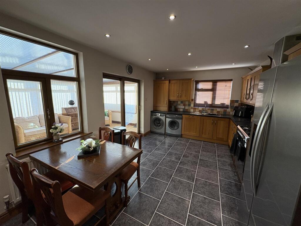Kitchen/ Dining Room