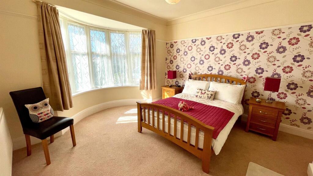 BEDROOM 2