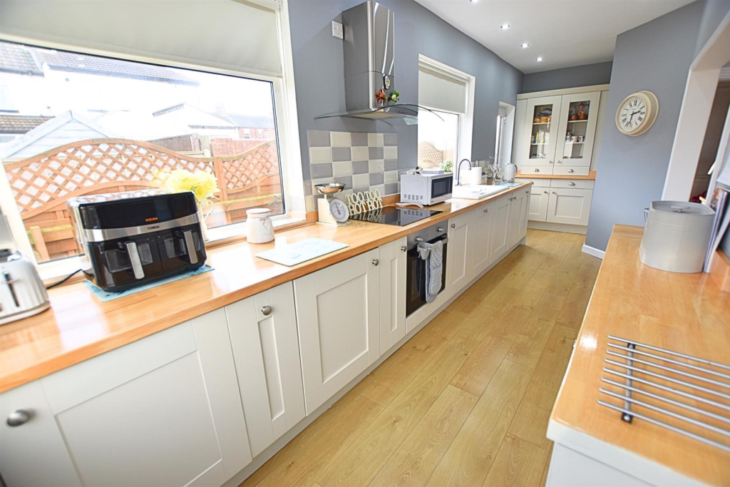 LIVING KITCHEN DINER