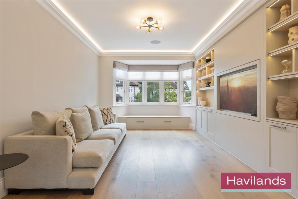 Eversley Crescent-17.jpg