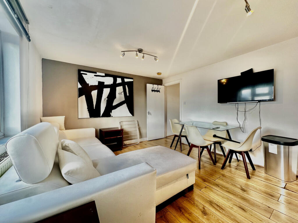 2 Bed Flat to rent in Clapham North