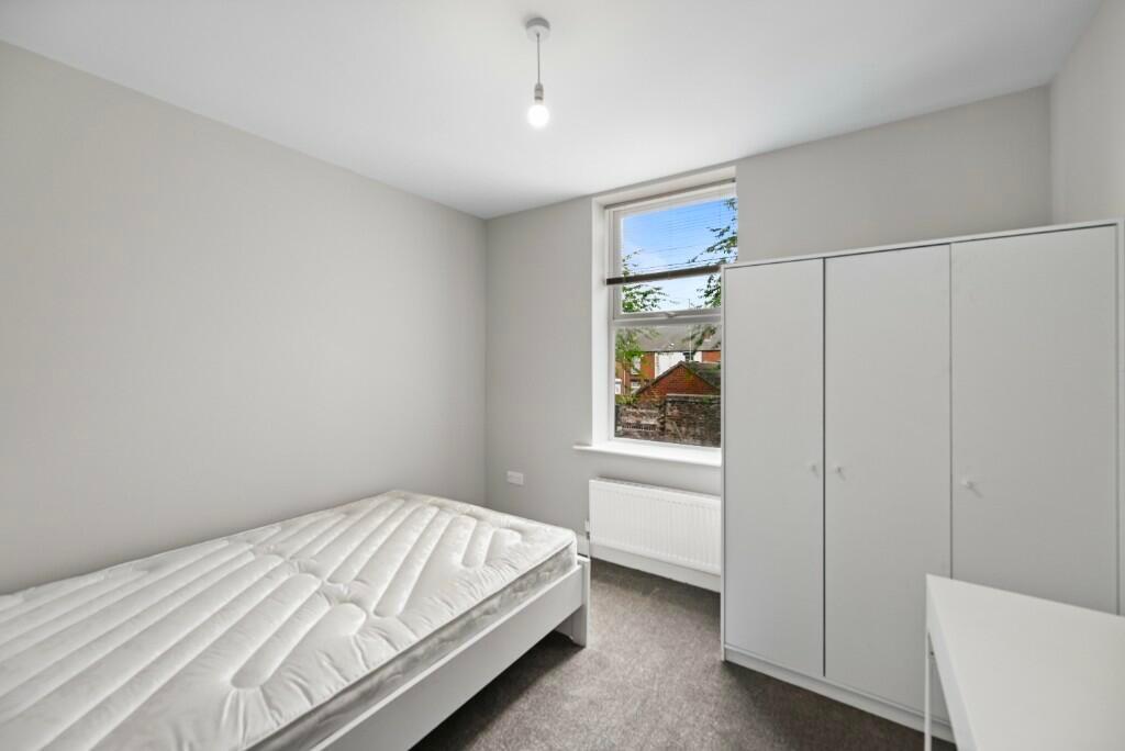 A clean and well-maintained single bedroom feat...