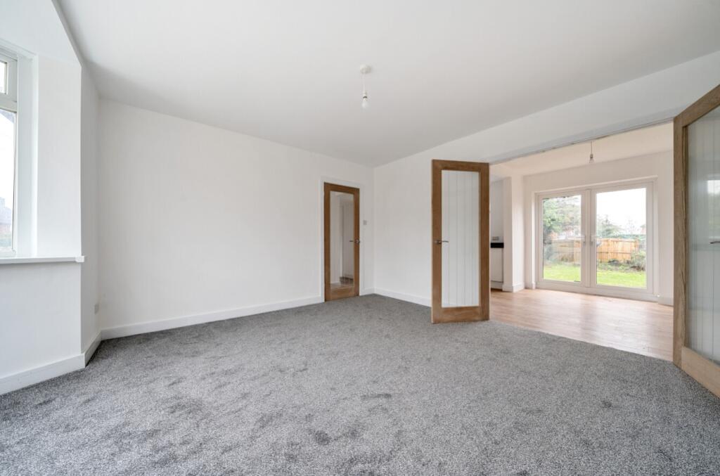 Spacious Living Room &amp; Dining Room 