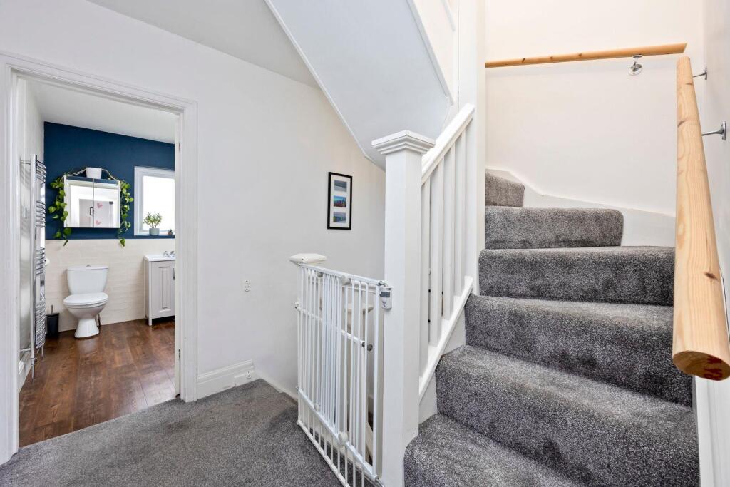 Marmion Road 29 LANDING.jpeg