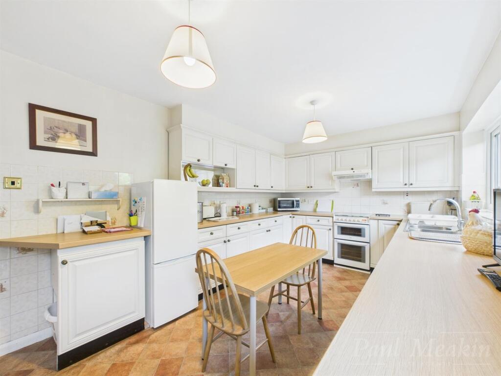 Kitchen/ Breakfast Room