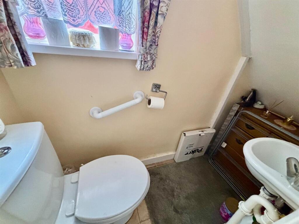 Guests Cloak Room/WC