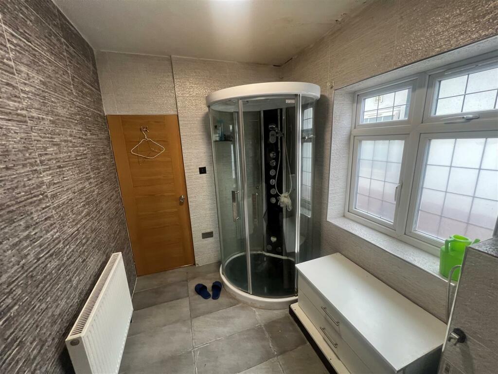 en suite shower room