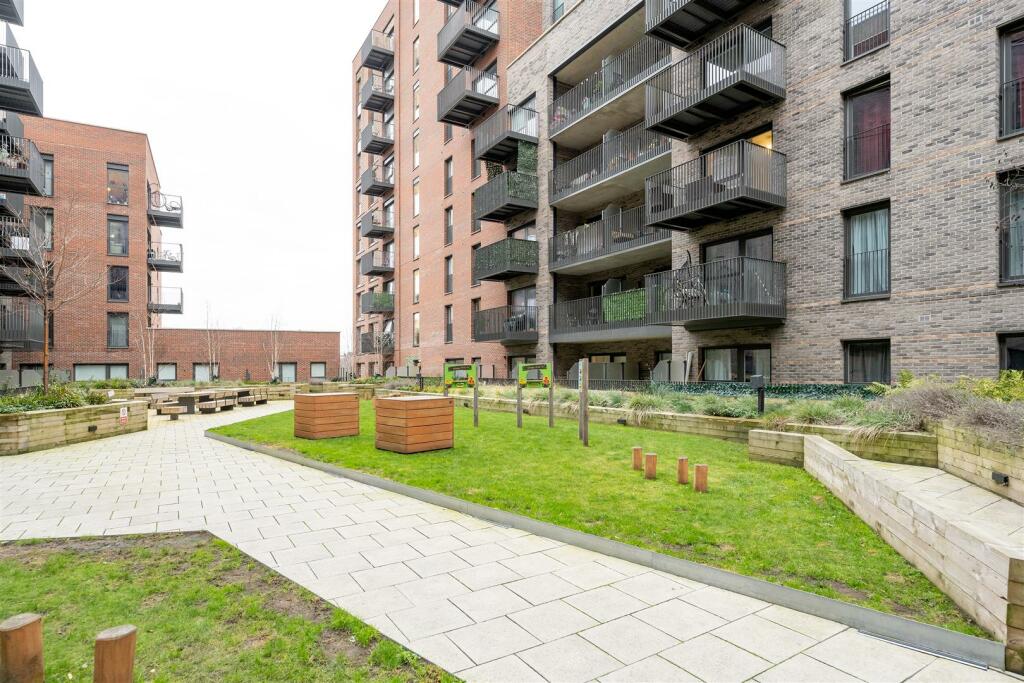 Ron Leighton Way, E6