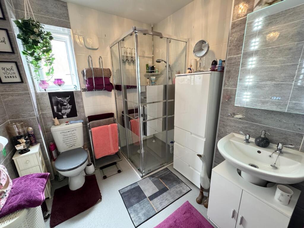 SHOWER ROOM
