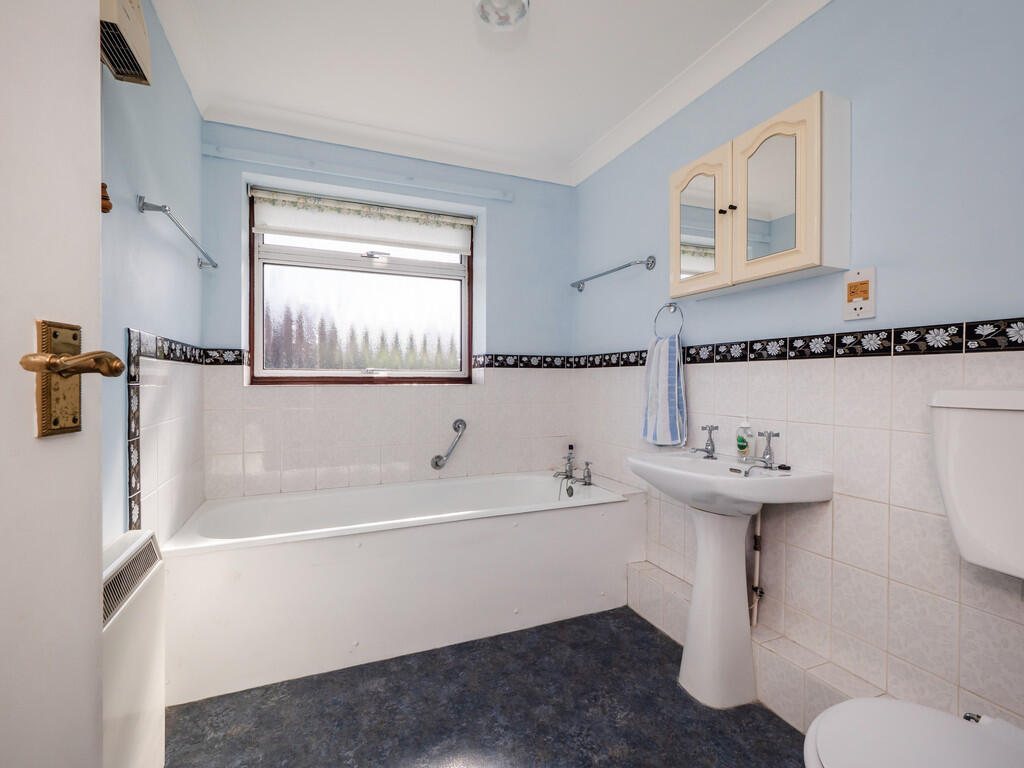 21WaveneyClose-22