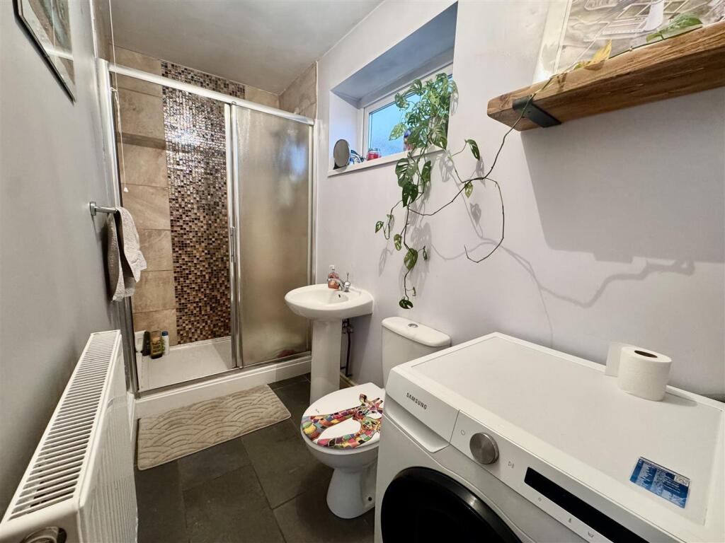 UTILITY/SHOWER ROOM